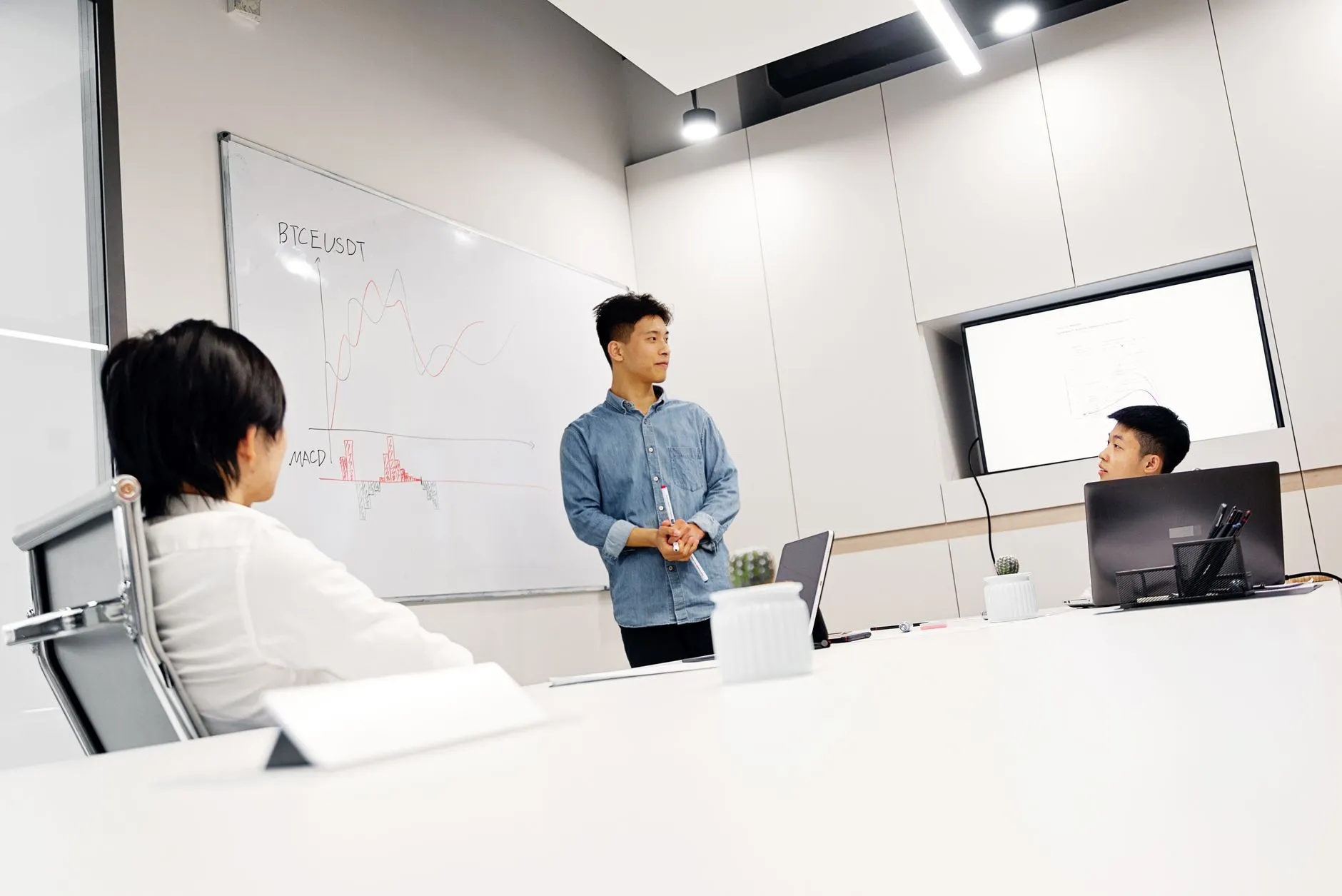 海口英弛晚微科技视频会议终端与全向麦产品技术架构解析